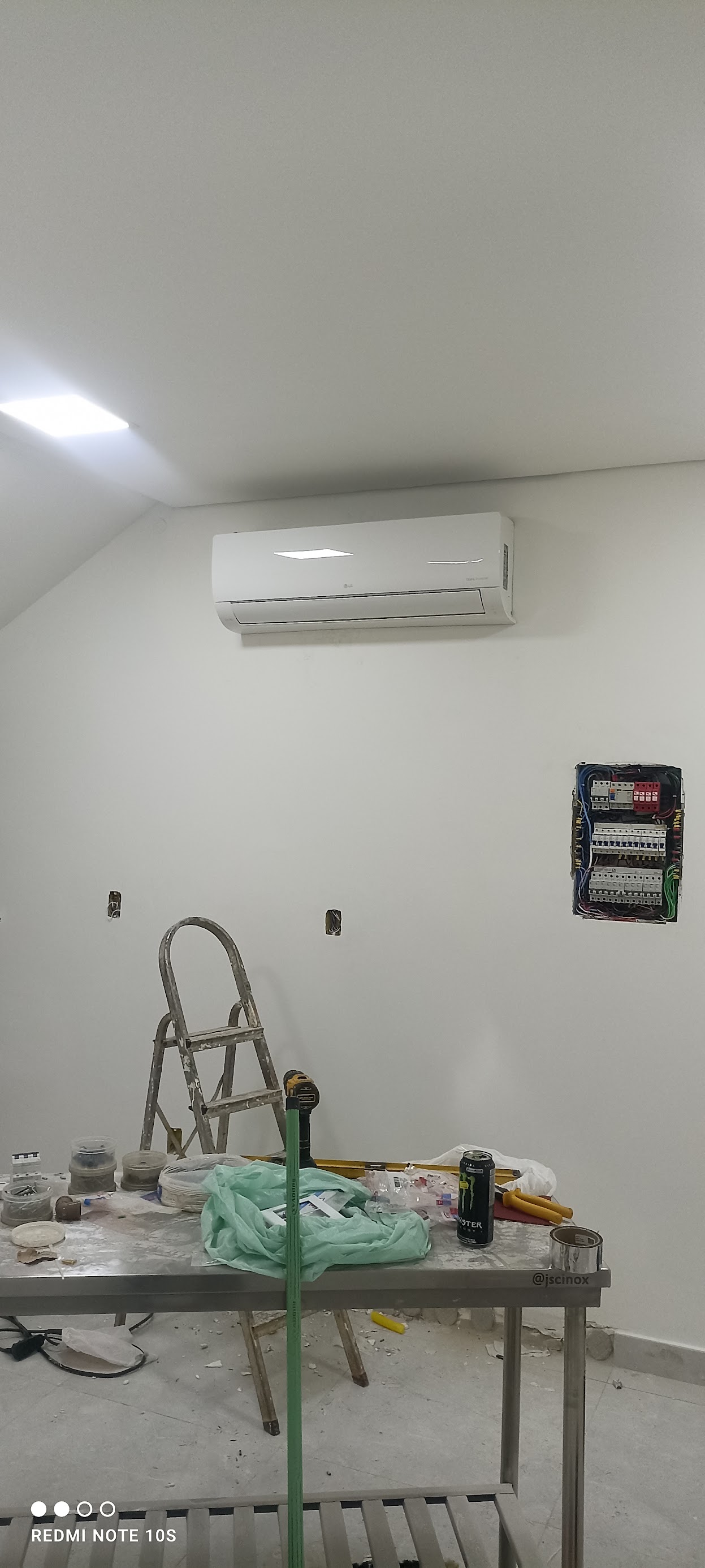 Serviço de climatização realizado pela equipe técnica.